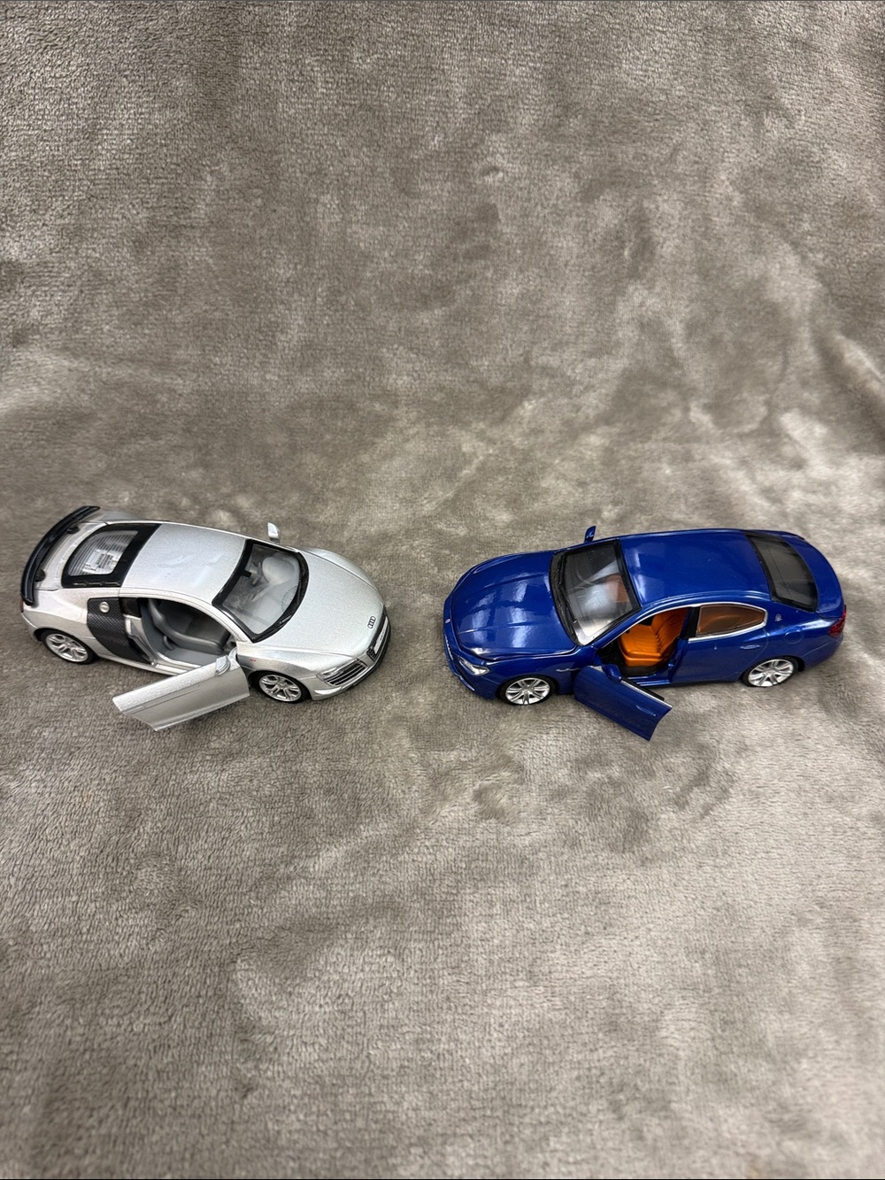 MSZ 1:43 Audi R8 GT Diecast Silver Black  & Maserati Ghibli 4.5" Pull Back Go B